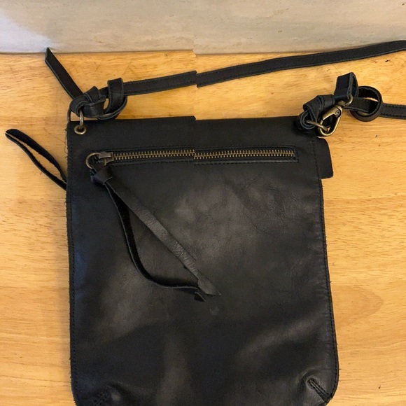 Chen & Derington Chic Black Leather Crossbody Bag - Picture 6 of 10